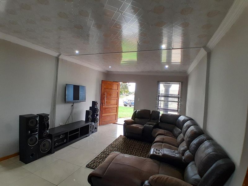 Three bedrooms house for sale in  Nkwe Estate,Rosslyn - Photo 3
