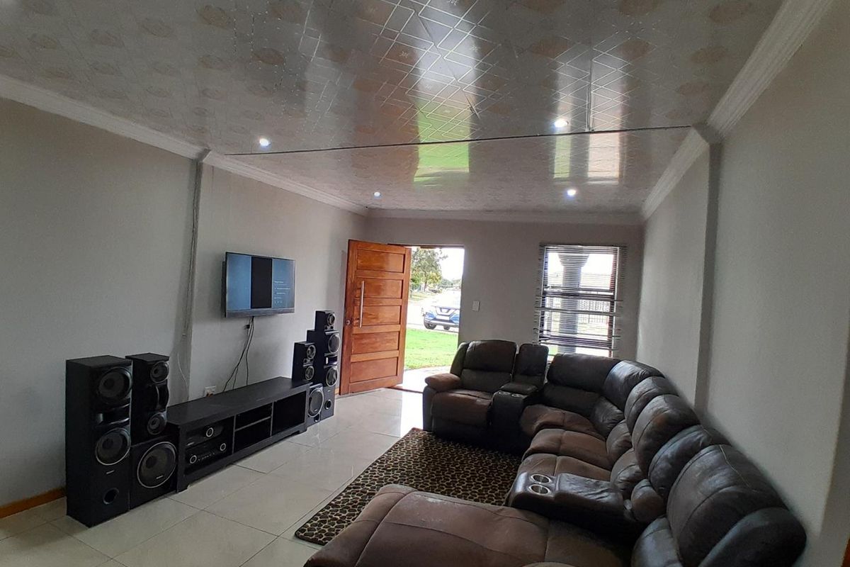 Three bedrooms house for sale in  Nkwe Estate,Rosslyn - Photo 3