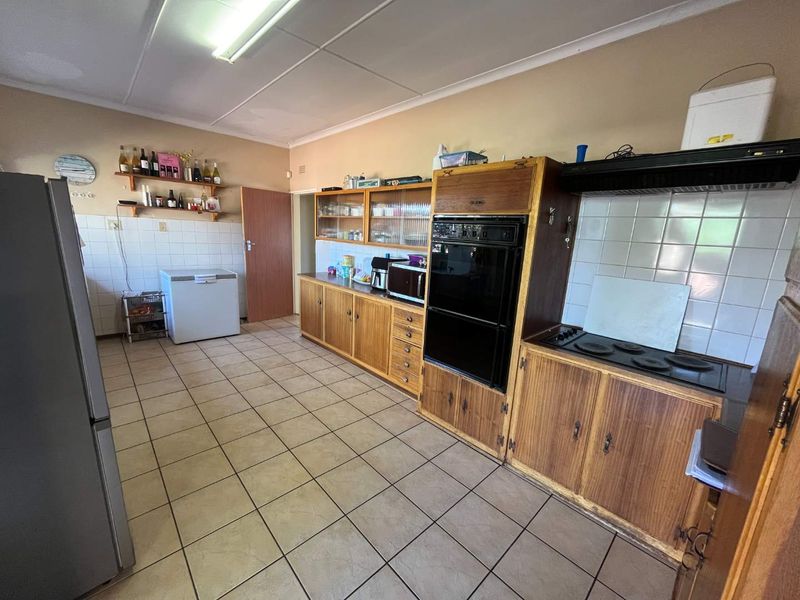 Spacious Family Home with Expansive Garden & Entertainment Area - Photo 3