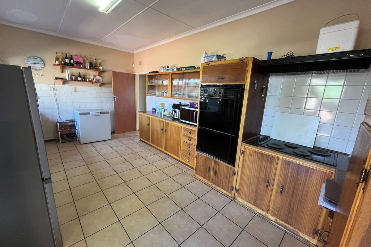 Spacious Family Home with Expansive Garden & Entertainment Area - Photo 3