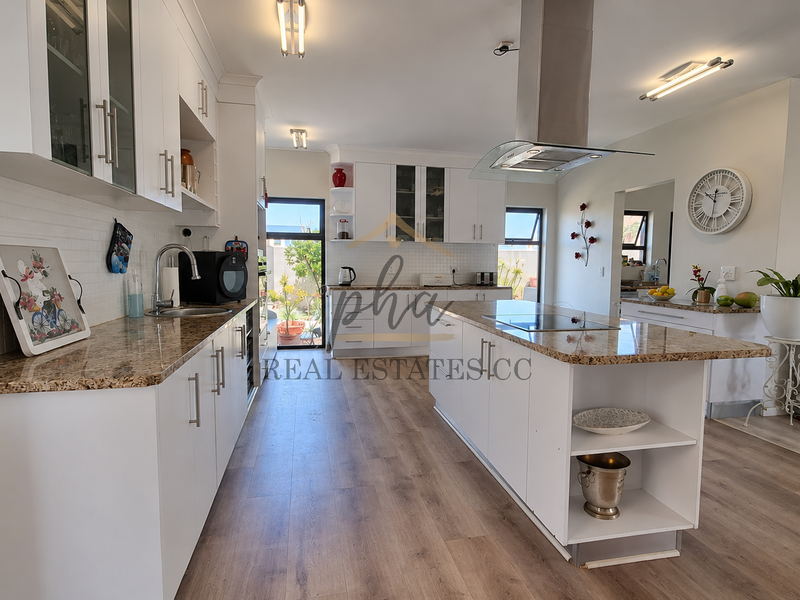 SPACIOUS FAMILY HOME WITH SEPARATE FLAT FOR SALE – KRAMERSDORF, SWAKOPMUND - Photo 2