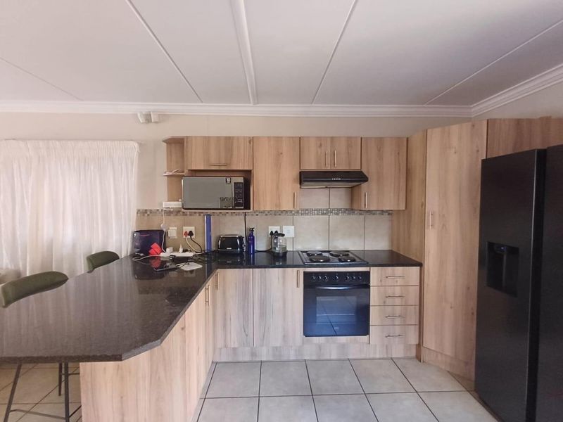 3 Bedroom 2.5 Bathroom For Sale - Photo 8