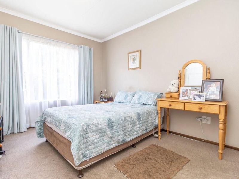 ACCENT ON CONVENIENCE IN A SECURE COMPLEX! - Photo 7