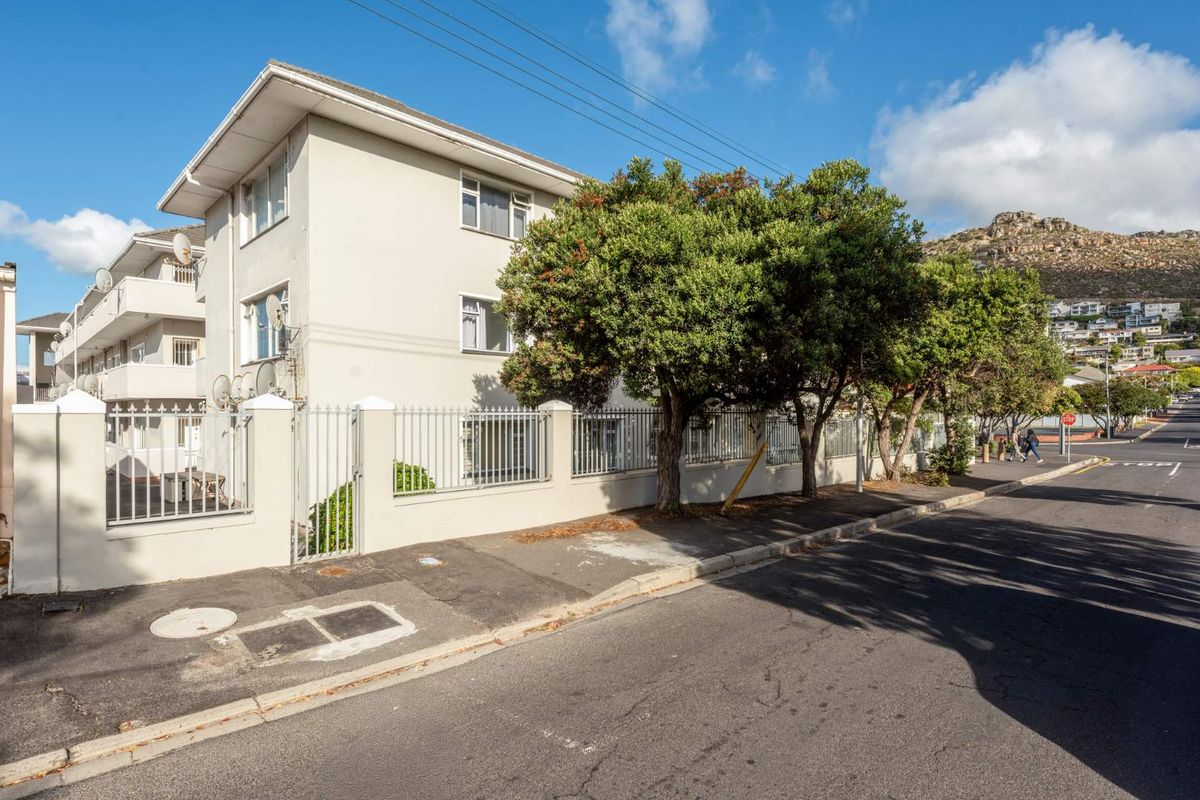 First floor living, close to the beach and shops. - Photo 3