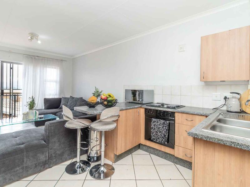 Unwind in Style: Modern 2 bedroom apartment. Mountain Views from Your Private Balcony - Photo 2