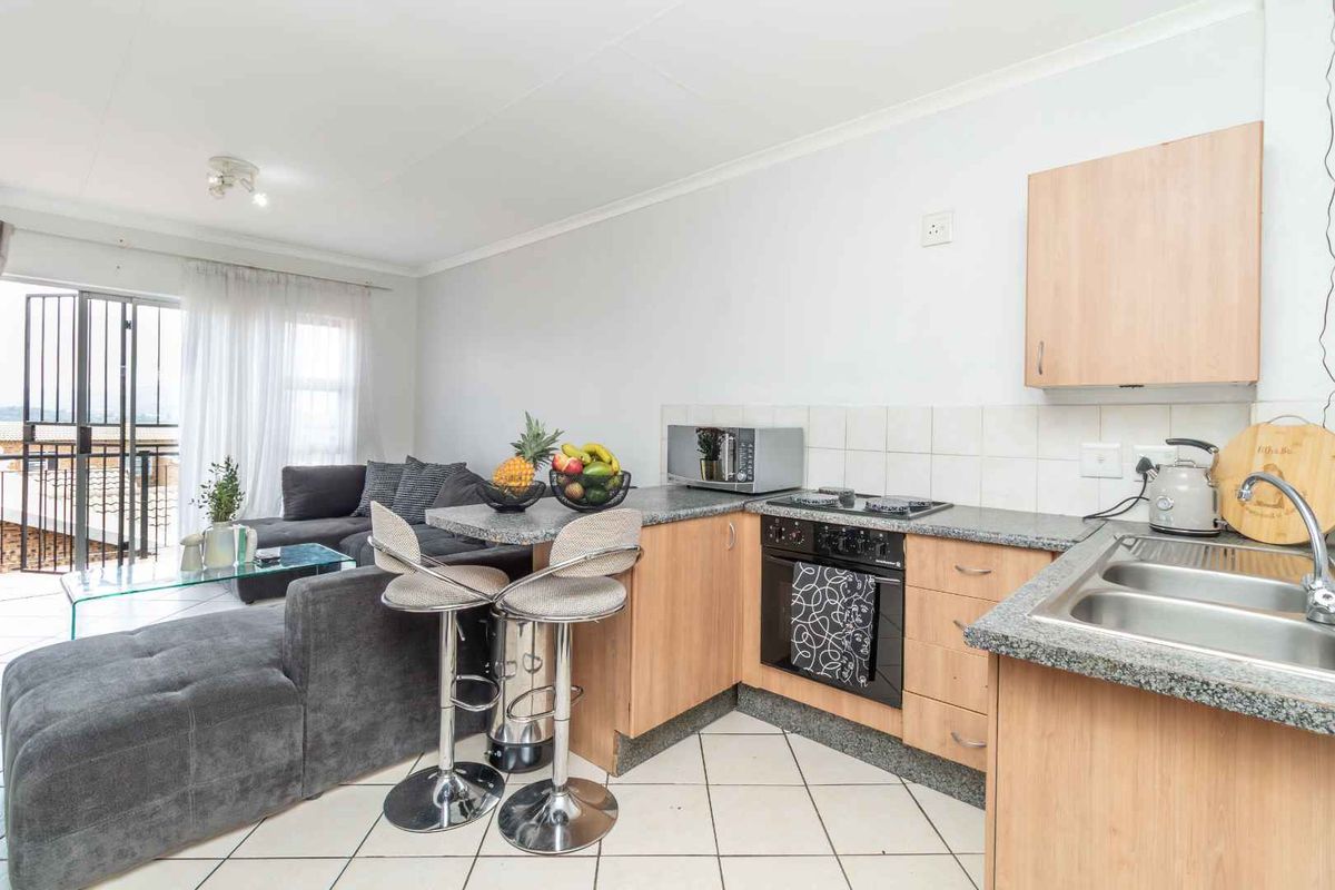 Unwind in Style: Modern 2 bedroom apartment. Mountain Views from Your Private Balcony - Photo 2