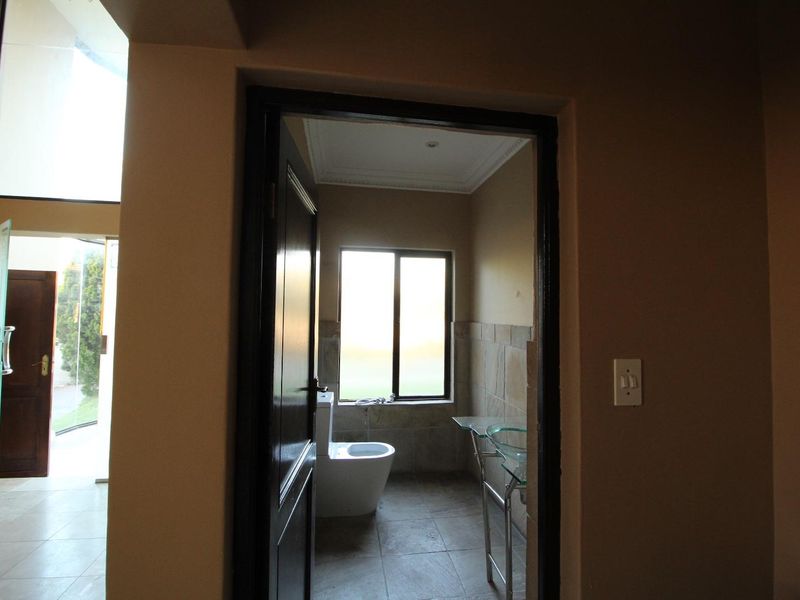 Elegant 4-Bedroom Tuscan Masterpiece For Sale in Blue Valley Golf Estate - Photo 4