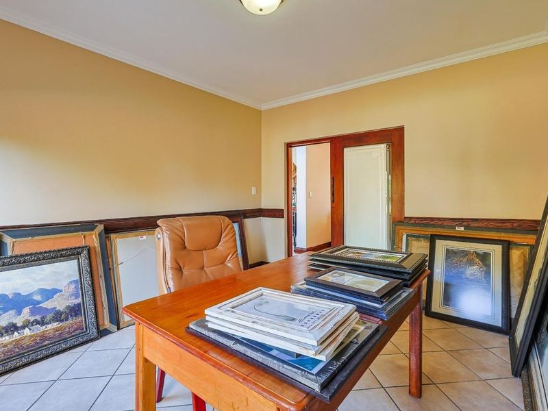 Stunning Fully Furnished Family Home in Silver Lakes Golf and Wildlife Estate – For Rent! - Photo 9