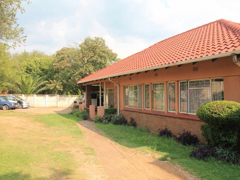 3 bed Family Home with a Flatlet - Photo 2