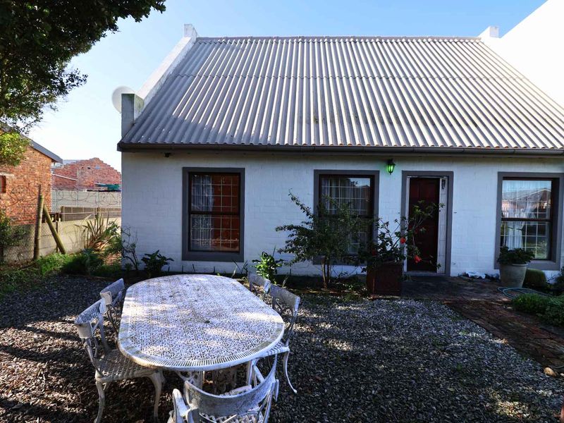 Quaint Garden Cottage - Photo 1