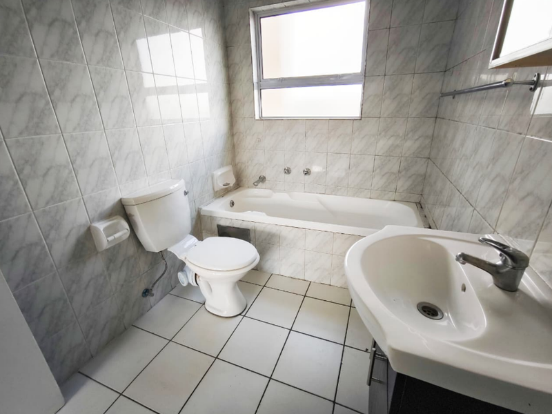 Beautifully maintained 3-bedroom, 2-bathroom apartment - Photo 3