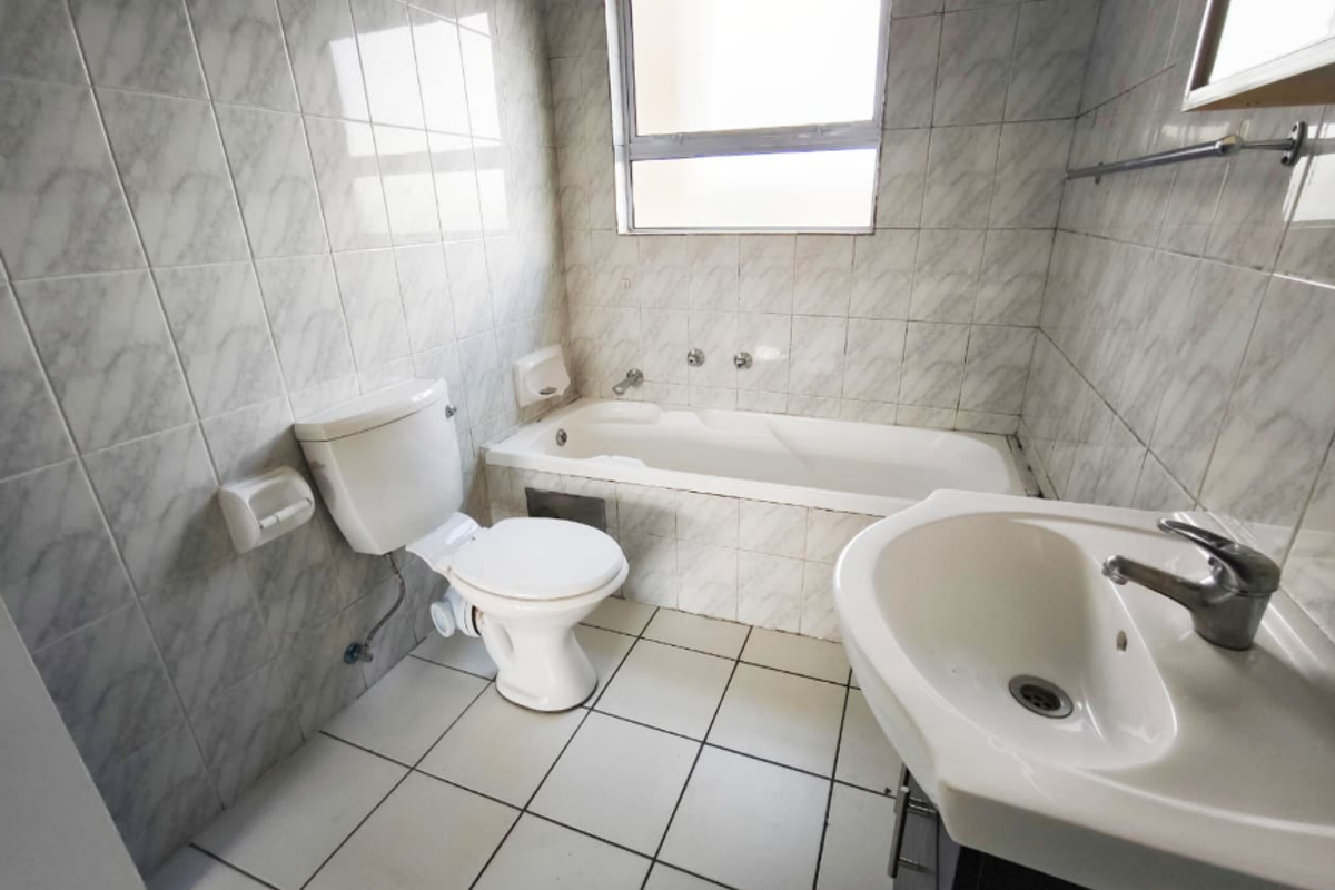 Beautifully maintained 3-bedroom, 2-bathroom apartment - Photo 4