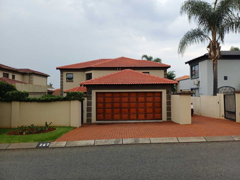 Modern 4 Bedroom House in Willowbrook - Photo 2