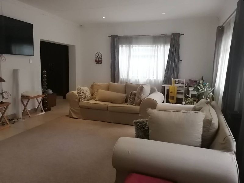 Family home with stunning kitchen and open plan living areas - Photo 8