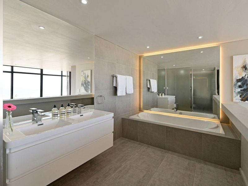 Full-Floor Beachfront Penthouse | 4 Bed | 4 Bath | Private Lift | Fully Furnished | Blouberg - Photo 8