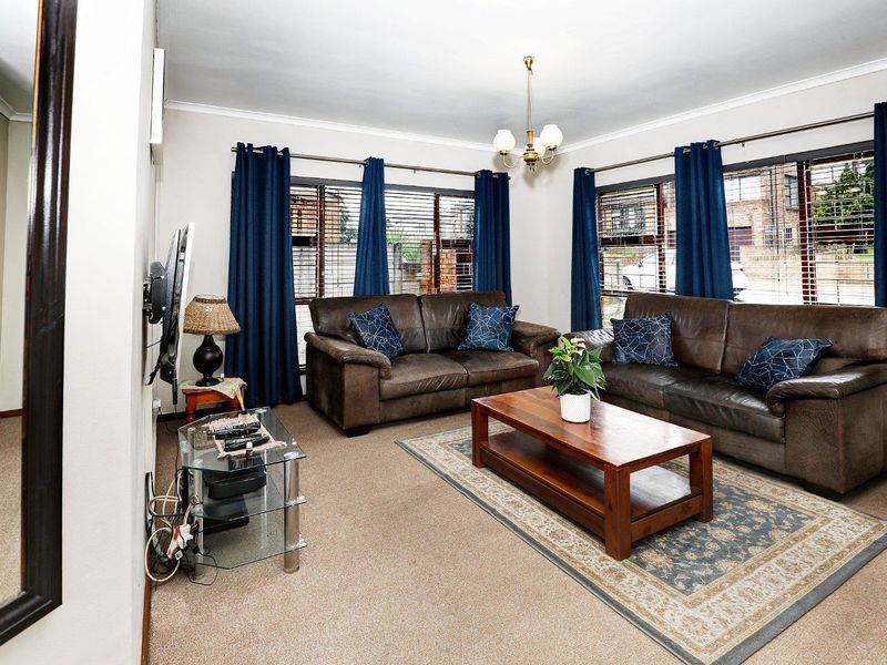 Dual living comprising of a 4 bedrooms & Study main dwelling and a 2 bedroom cottage. - Photo 10