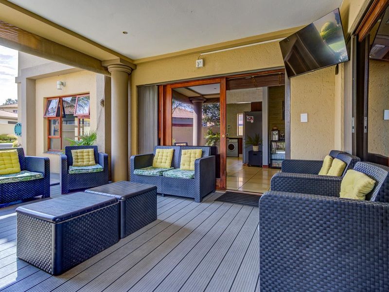 SPACIOUS, SOPHISTICATED CLUSTER IN VILLA LUCIANA! - Photo 9