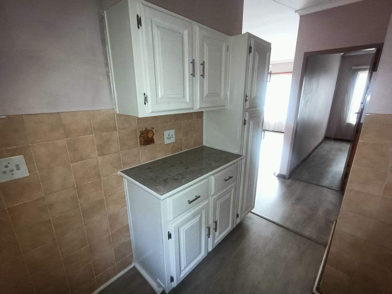 First Floor Unit For Sale in Wierda Park! - Photo 3