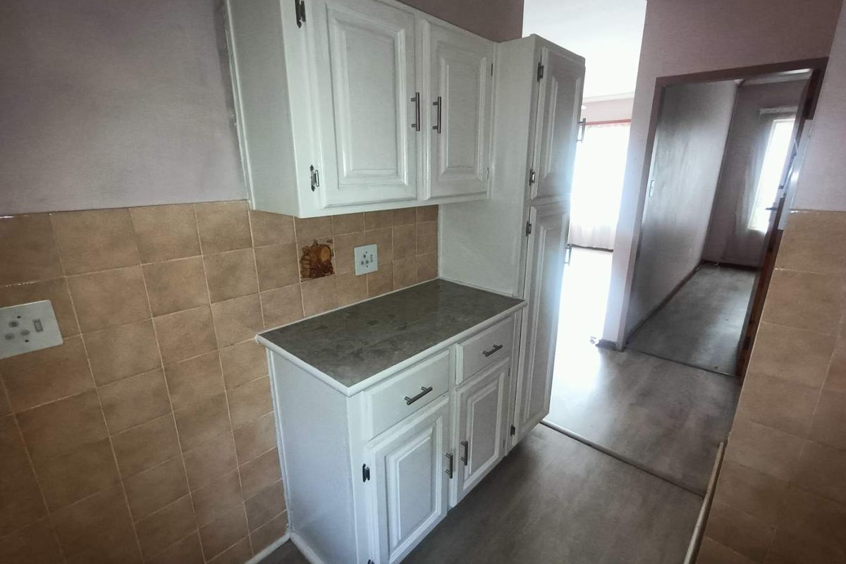 First Floor Unit For Sale in Wierda Park! - Photo 3