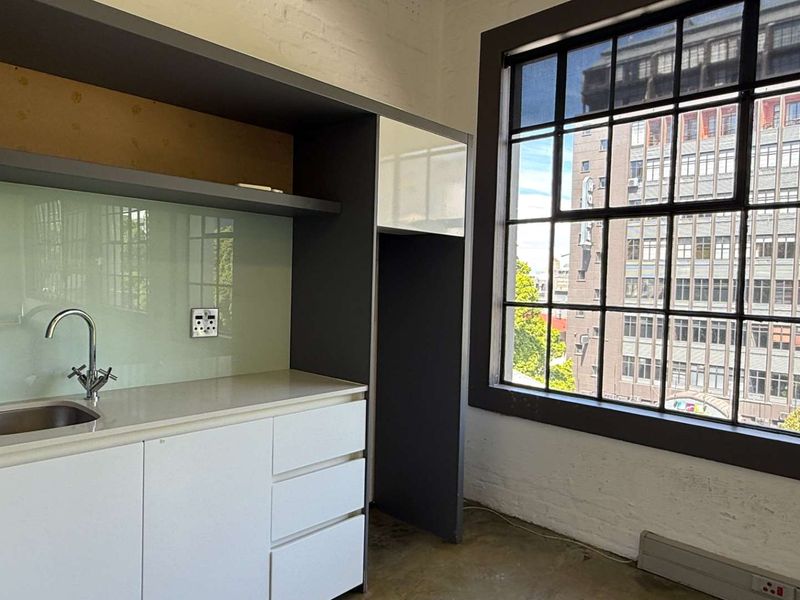 115m2 office with great natural light and views to let - Photo 8