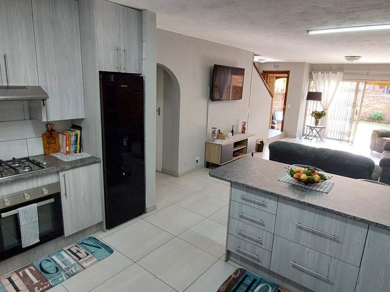 Modern Duplex with Patio & Pet Friendly Private Garden - Photo 5