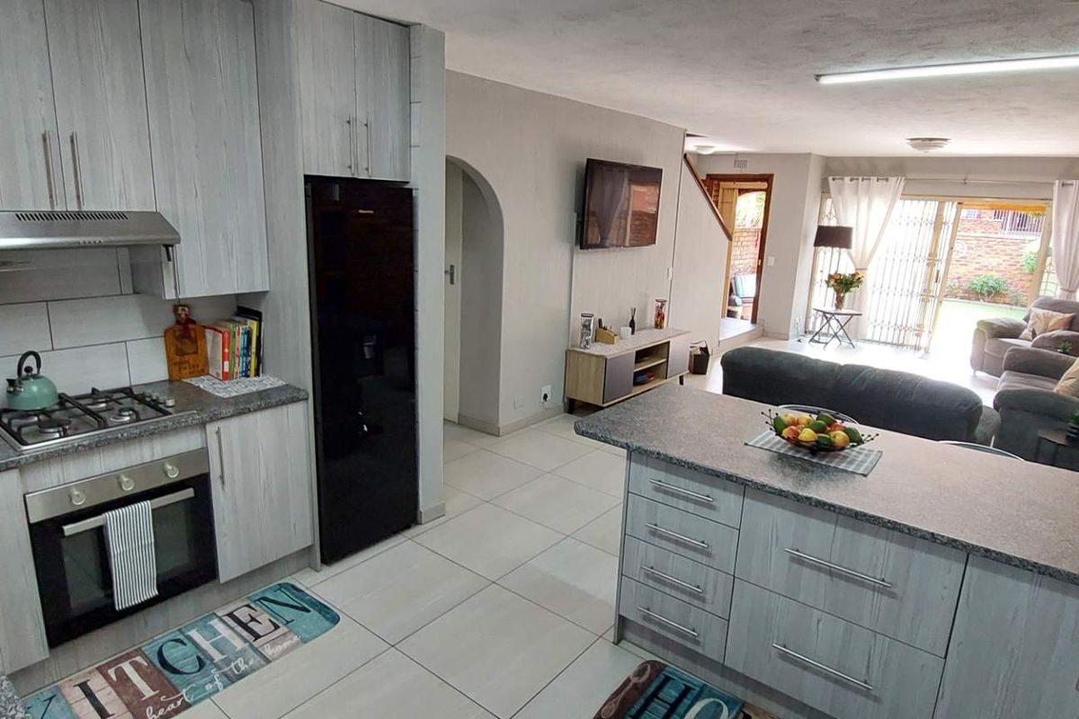 Modern Duplex with Patio & Pet Friendly Private Garden - Photo 5