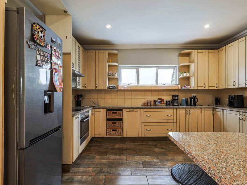 Spacious 4-Bedroom Family Home with Pool, Entertainment Patio & Pet-Friendly Garden - Photo 9