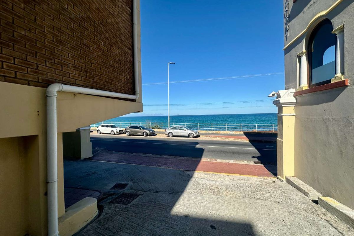 Spacious Sea-Facing Apartment in St James - Photo 5