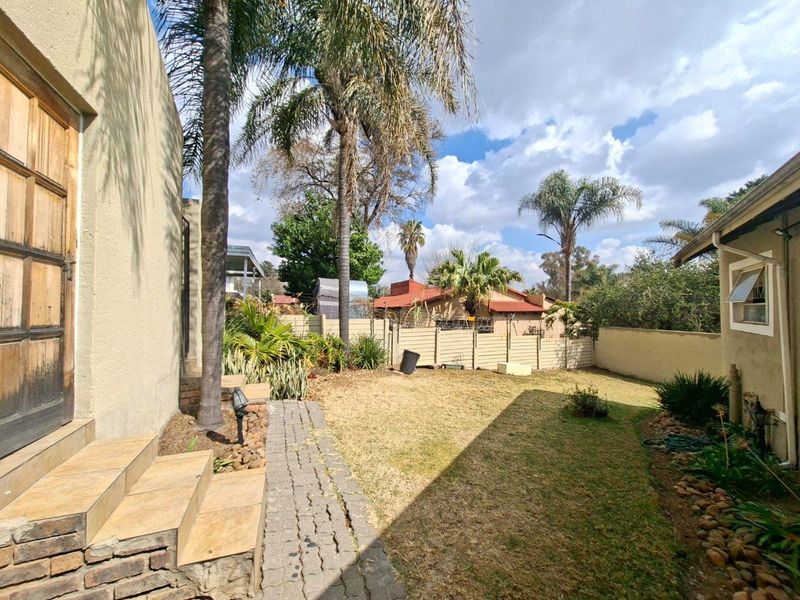 3 Bedroom/2 Bathroom Townhouse with wrap around garden - Photo 2