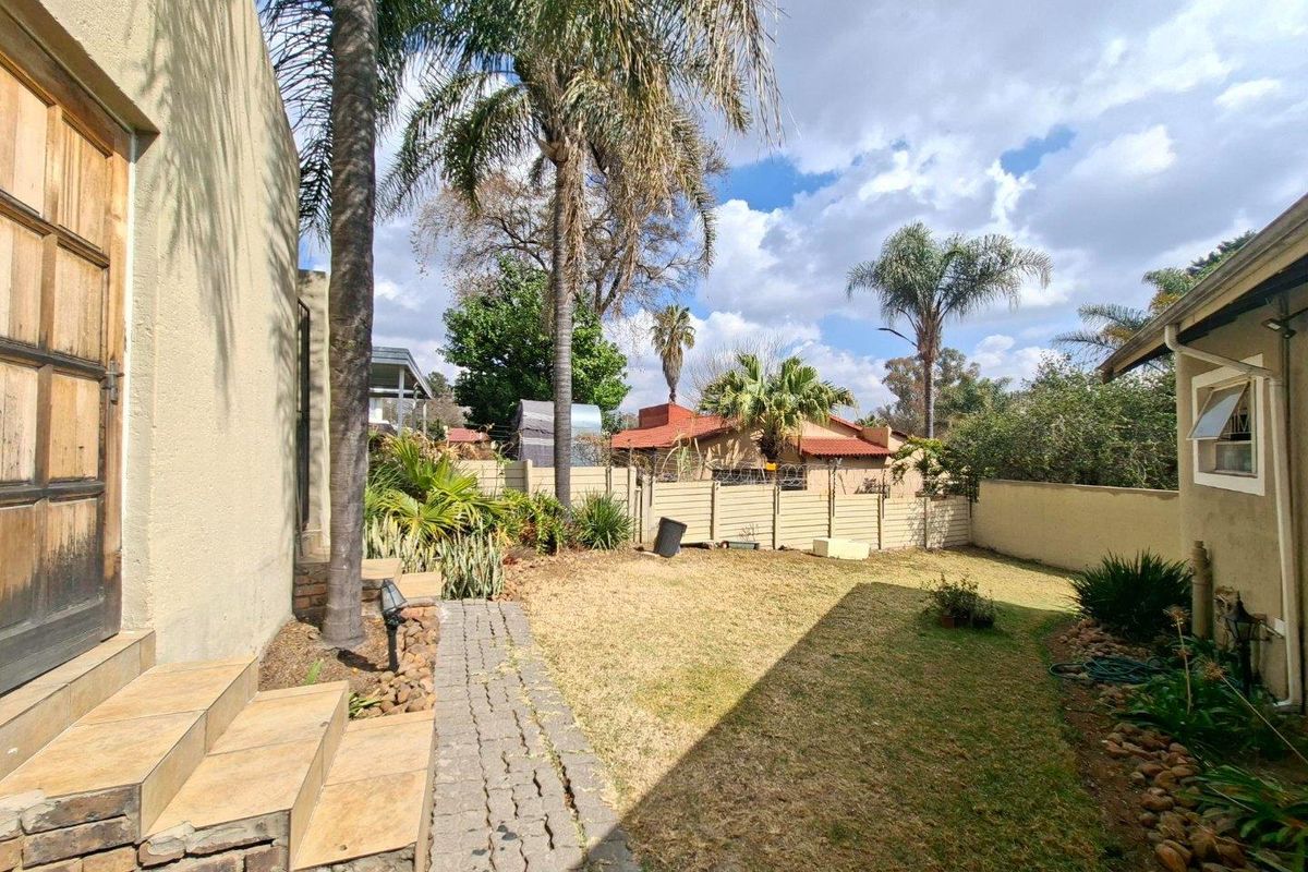 3 Bedroom/2 Bathroom Townhouse with wrap around garden - Photo 2