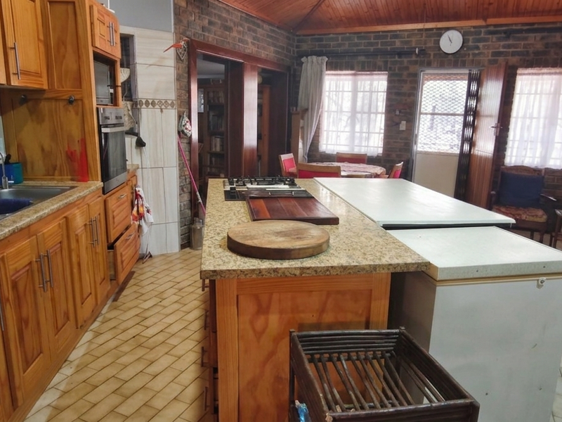 Spacious Three-Bedroom Gem - Photo 7