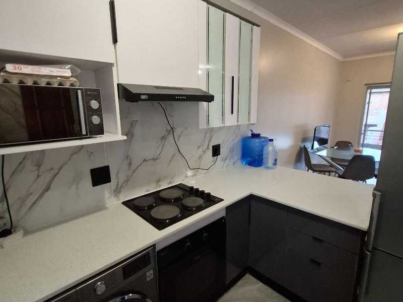Stunning 2 bedroom in Equestria - Photo 3