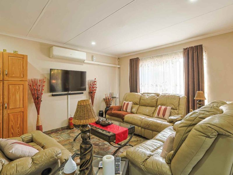 4 Bedroom Beauty For Sale in Waverley - Photo 5