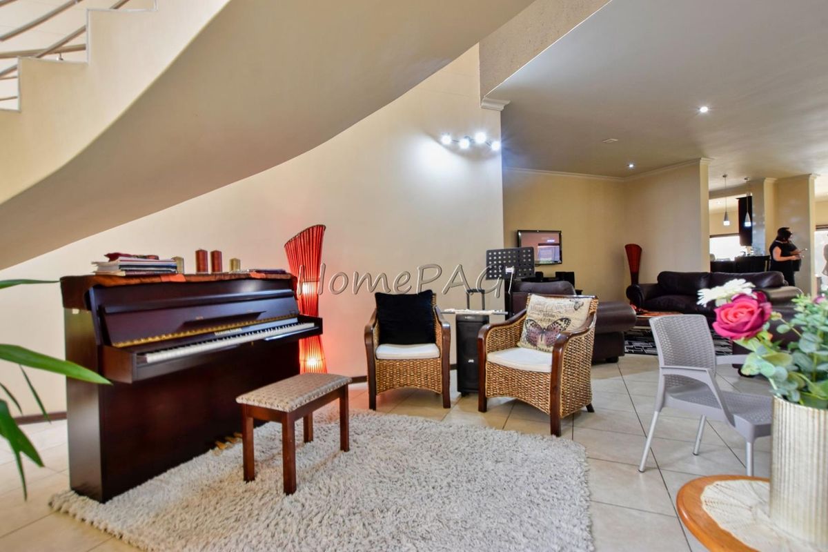 Ext 9, Swakopmund:  BEAUTIFUL, SPACIOUS, ELABORATE Contermporary 5 Bedr Home with Flat - Photo 4
