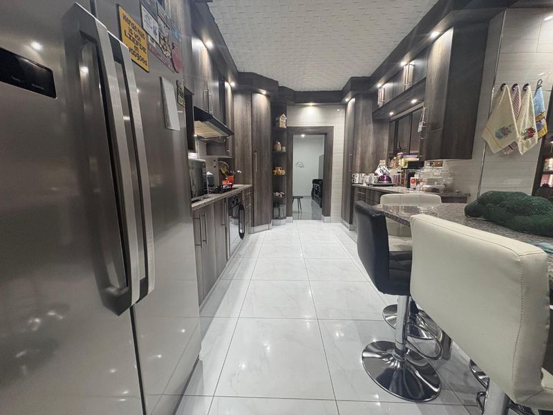 The Complete Modern Family Home with Two Bedroom Flatlet - Photo 10