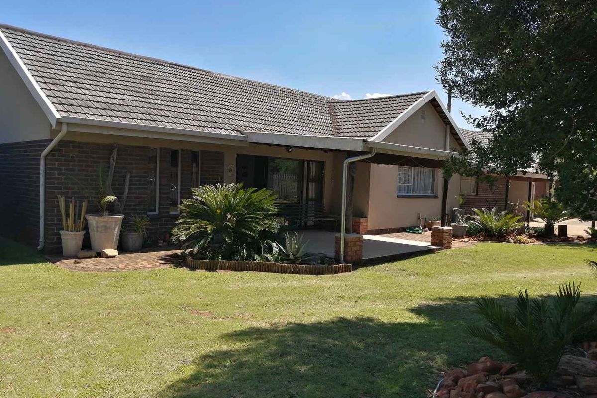 Well maintained family home in semi-enclosed area - Photo 4