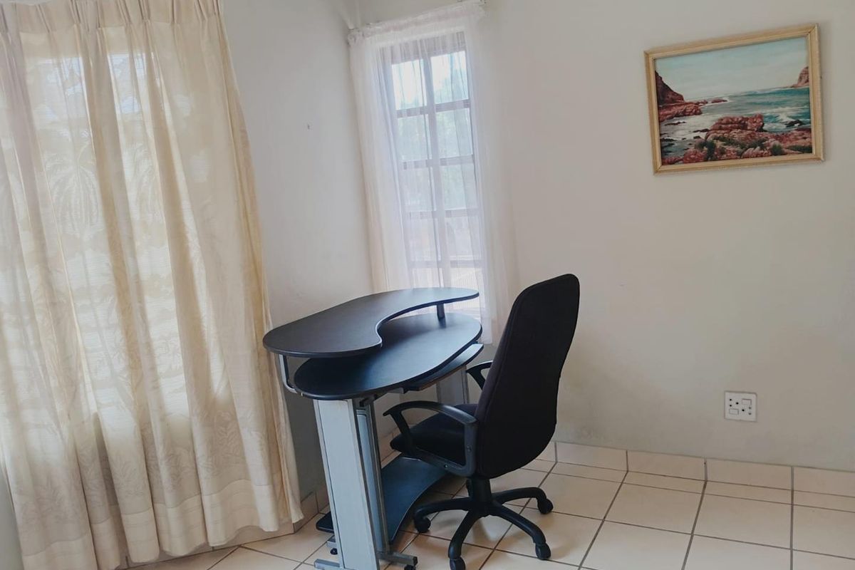 Large Furnished Bedroom with En-suite Bathroom (HOUSE SHARE) - Photo 3