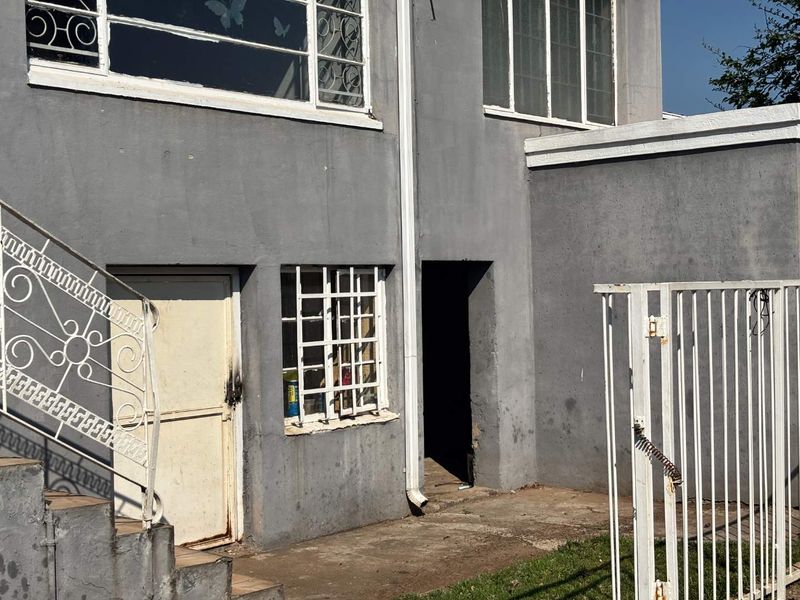 Spacious 5-Bedroom House with Pool for Sale in Quiet Street - Photo 3