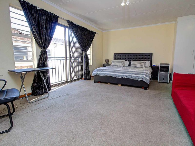 Charming Home with Expansive Main Bedroom! - Photo 8