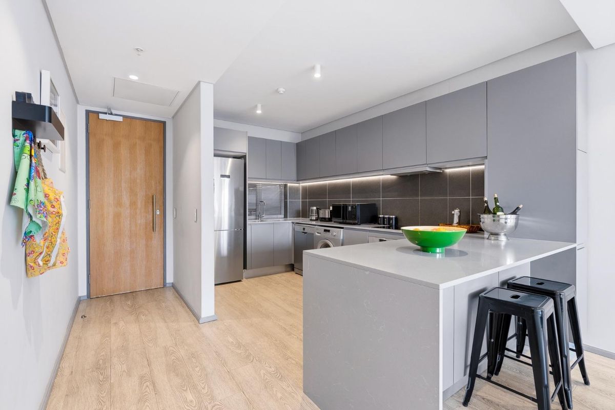 Luxurious Fully Furnished De Waterkant Apartment - Photo 2