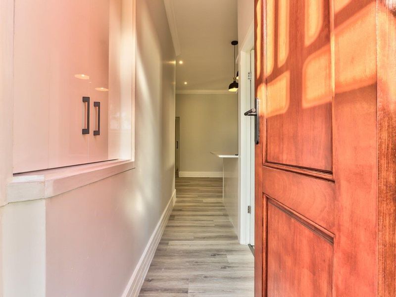 Recently renovated apartment ideal for a young professional or varsity student. - Photo 8