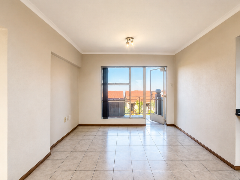 Spacious 2-Bed, 1-Bath Townhouse with Balcony Views - Photo 5