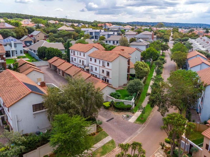 Mesmerizing 2 Bedroom Home with Exceptional Garden - Photo 4