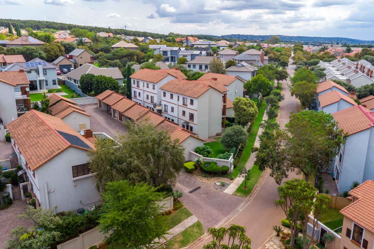 Mesmerizing 2 Bedroom Home with Exceptional Garden - Photo 4