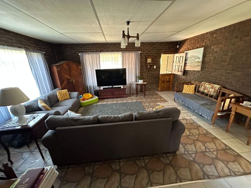 Charming 4 bedroom home with income-generating flat in Glencoe - Photo 7