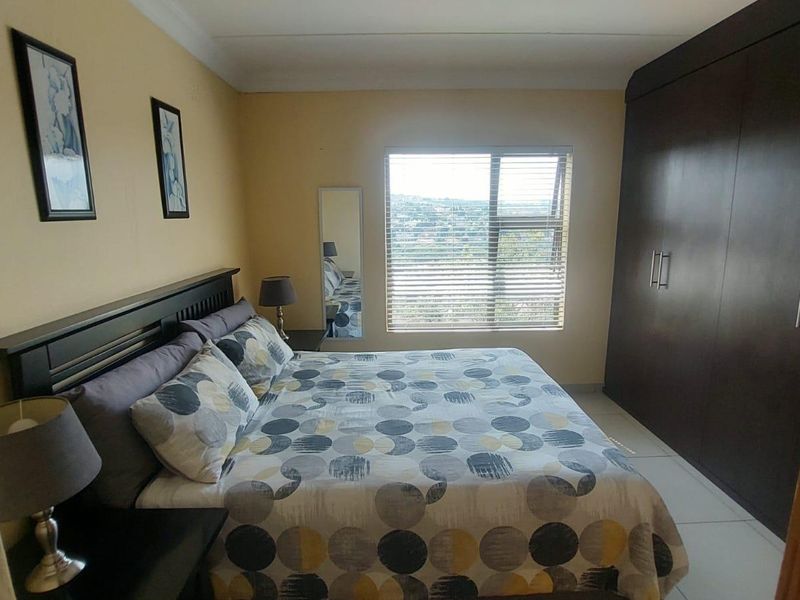 Ground Floor Comfort: 3 Bedrooms, Modern Bath, Scenic Views! - Photo 8
