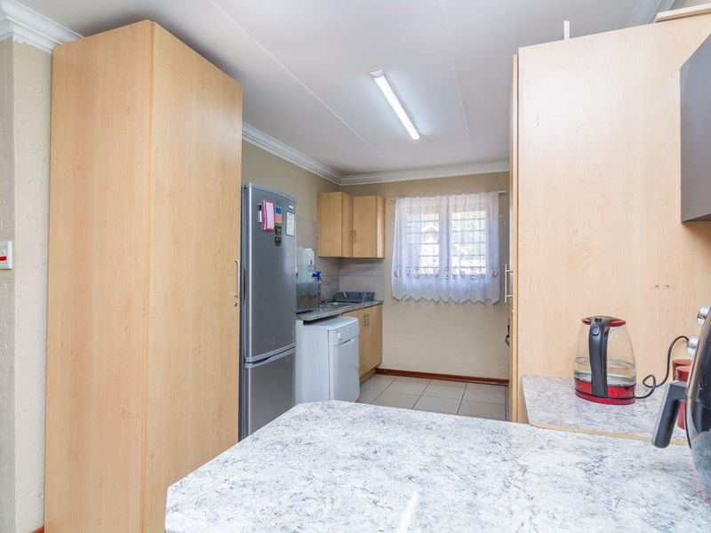 Chic Townhouse Perfect for First-Time Buyers & Downsizers! - Photo 8