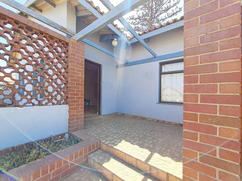Central, Walvis Bay.  3 Bedroom on LARGE PLOT for sale - Photo 2