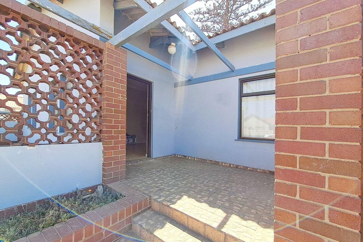 Central, Walvis Bay.  3 Bedroom on LARGE PLOT for sale - Photo 2