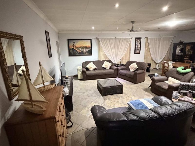 Investment Property with 5 Bachelor Flatlets - Photo 1